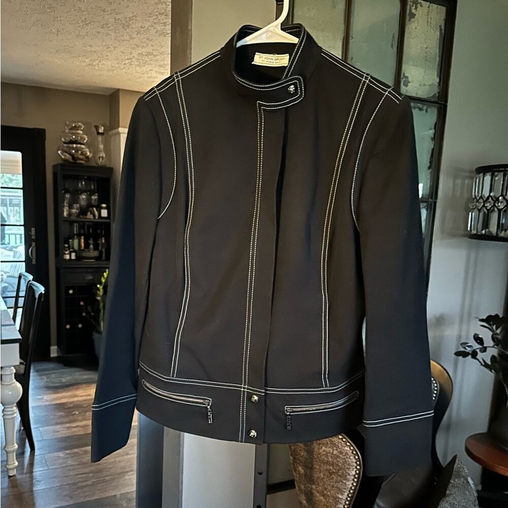 St. John Jacket NWOT sophisticated lightweight Black Jean Jacket Size Medium